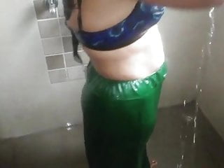 Hot Bhabhi Ko Bathroom Me Nahate Huye Dekhliya To Chod Diya free video
