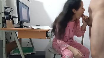Padrastro Interrumpe Mi Trabajo Solo Para Derramar Su Semen En Mi Pijama Rosa Sexo Casero