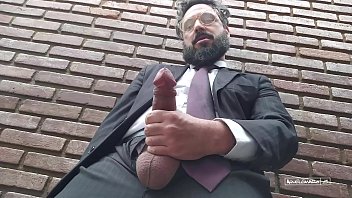 Executivo Tarado Se Masturba No Jardim Do Escritório free video